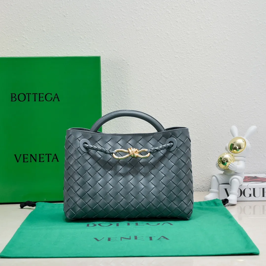 Batch 1860 B's 2023 spring and summer new model continues the brand's woven style with detailed metal knot switch buckles. This time, the shoulder straps are also made into tube weaves, showing different craftsmanship. The carrying method is versatile to create more different looks. Intrecciato woven leather small handbag, equipped with sliding crossbody strap. Internal compartments, including 1 zipper pocket and 2 open pockets with magnetic buckle closure. Size: 25*20*10cm, model: 7463#